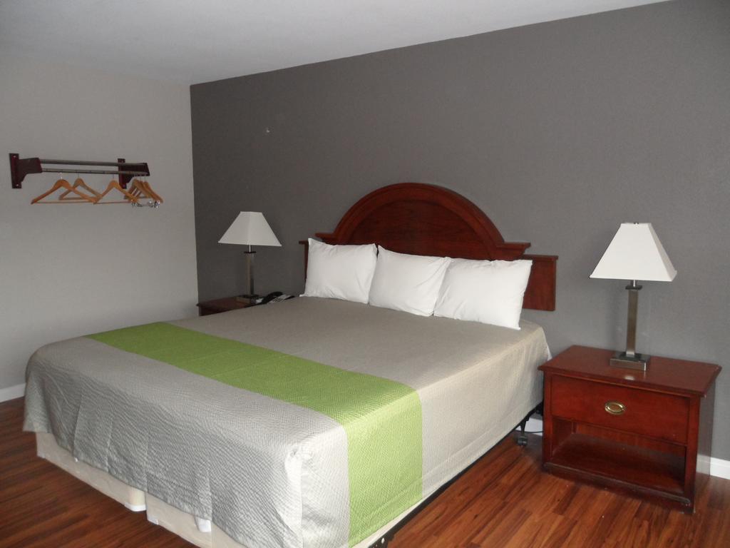 Econo Lodge Gorman Lebec Екстер'єр фото